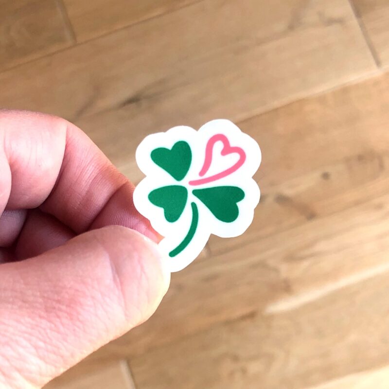 Sticker Trèfle à Quatre Feuilles – Autocollant Porte-Bonheur – Petit Cadeau Chance – Sticker Saint-Patrick – Décoration Chance