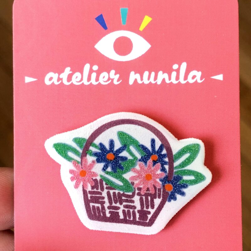 Pins panier de fleurs – Broche fleurie faite main – Résine et paillettes – Accessoire kawaii – Petit cadeau printanier femme