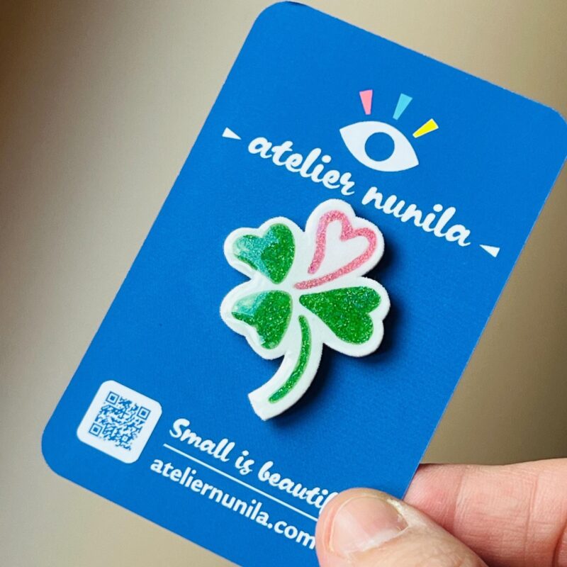 Pin’s Trèfle à Quatre Feuilles Pailleté – Porte-Bonheur Brillant en Amour et dans la Vie – Bijou Symbolique Chance