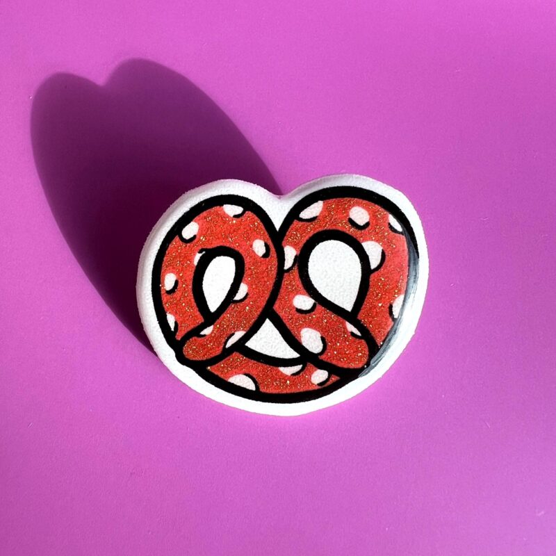 Pin’s Bretzel Pailleté – Broche Gourmande Étincelante – Bijou Original Fait Main