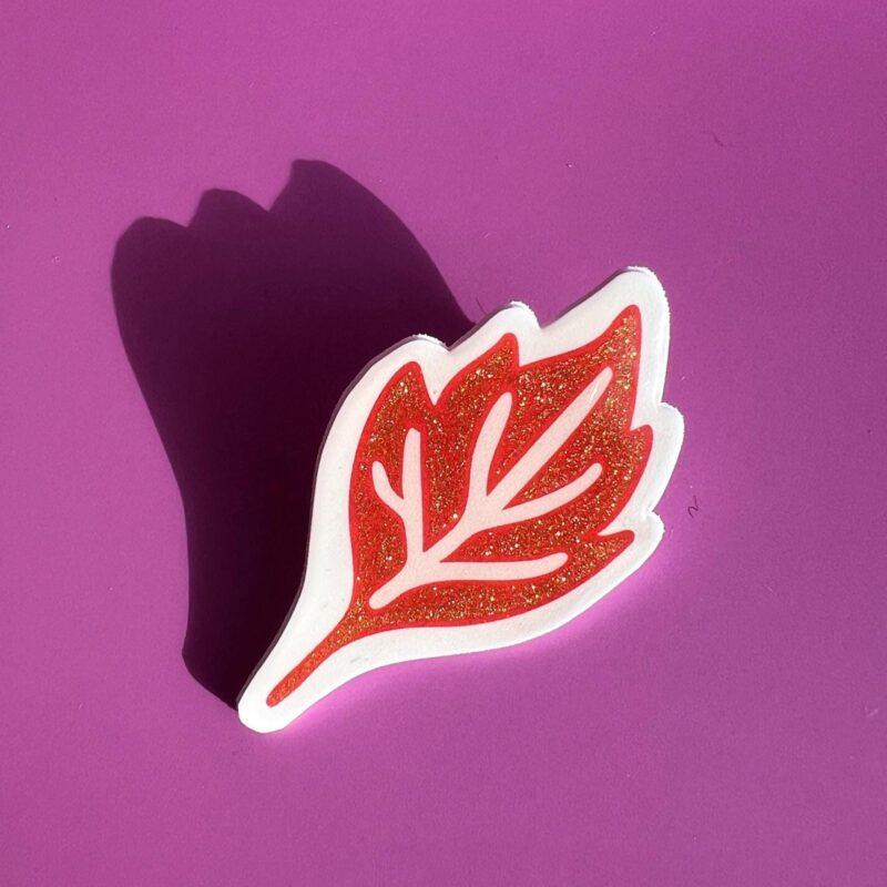 Pin’s Feuille d’Automne Pailletée – Broche Brillante Feuille Fait Main
