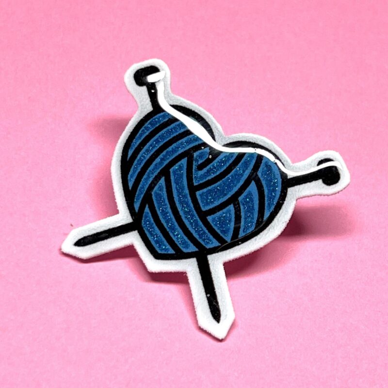 Pin’s Pelote de Laine en Forme de Cœur – Cadeau Idéal pour Amatrice de Tricot – Petit Bijou Accessoire Fait Main pour Vêtement